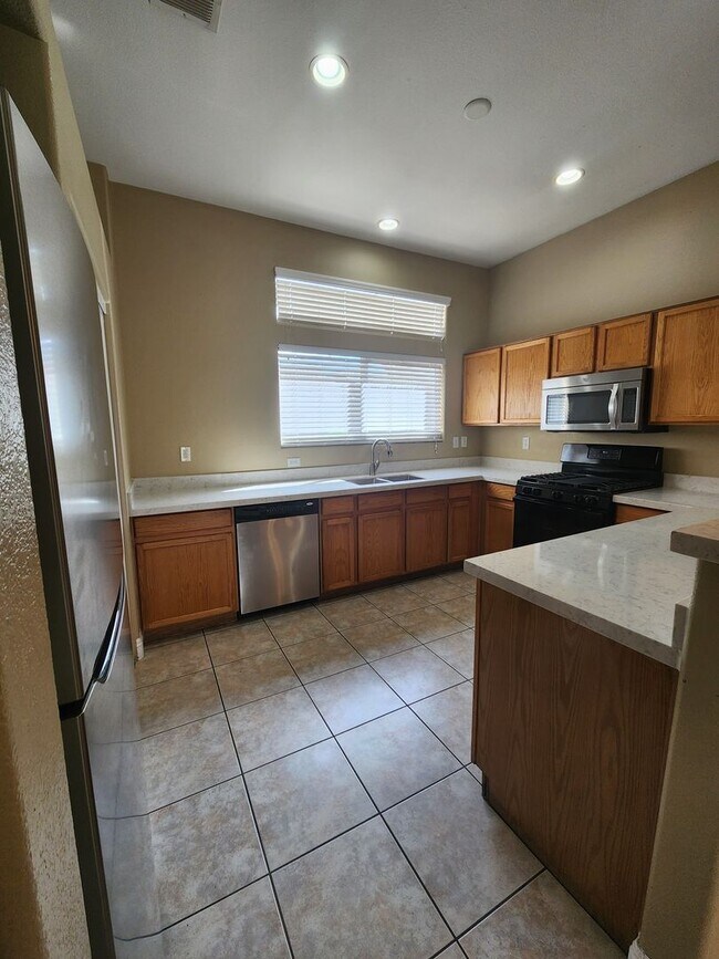 Building Photo - A Fabulous 3 Bedroom Townhome In North Las...