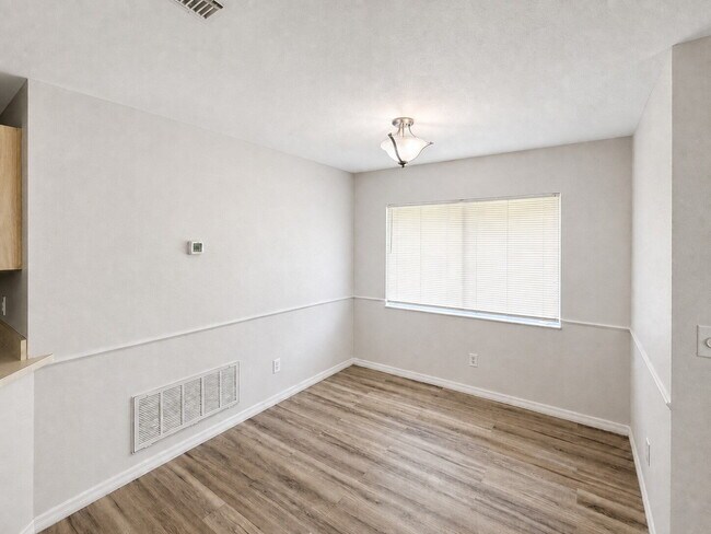 Building Photo - Condo in Gated Winterset