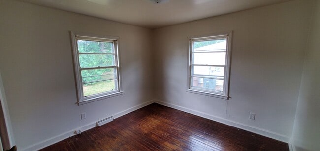 Building Photo - 2 Bedroom House