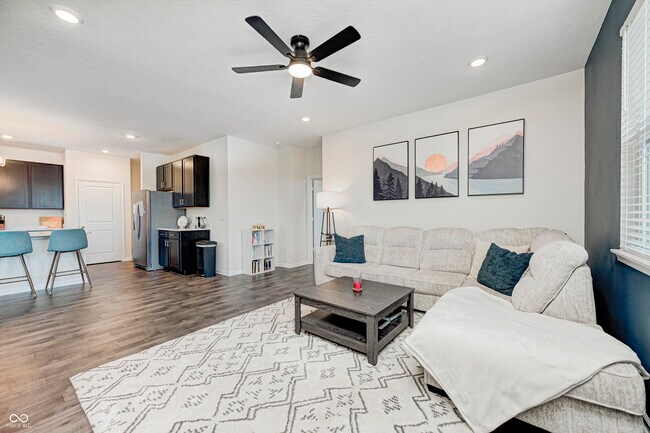 Building Photo - 2214 Warbler St