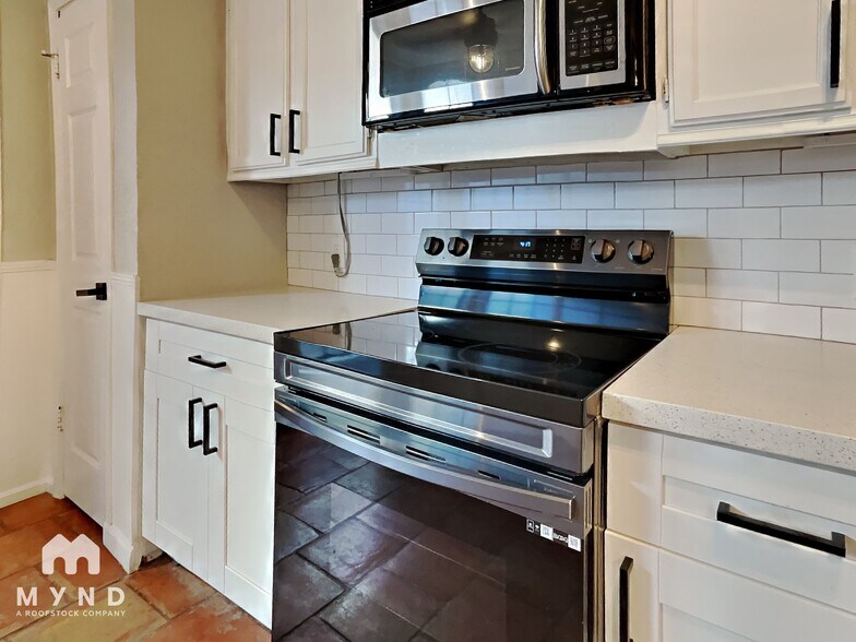 Building Photo - 2052 Lakeside Dr