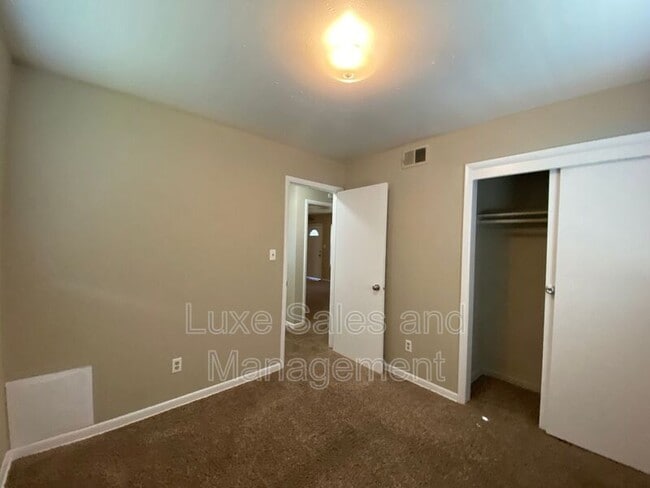 Building Photo - 406 W Douglas Dr