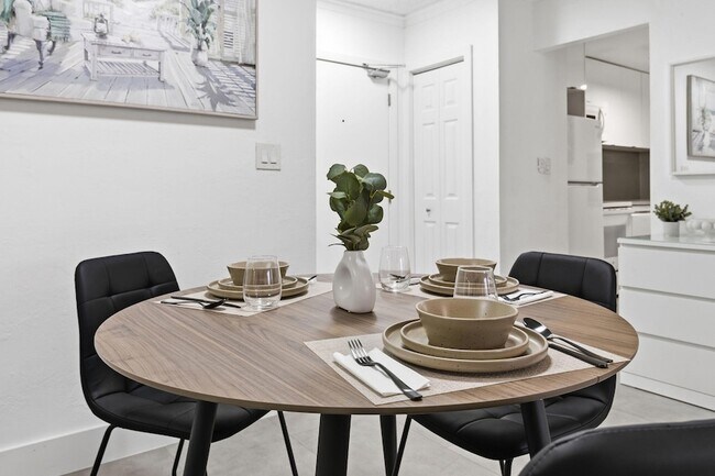 Building Photo - 3000 Riomar St