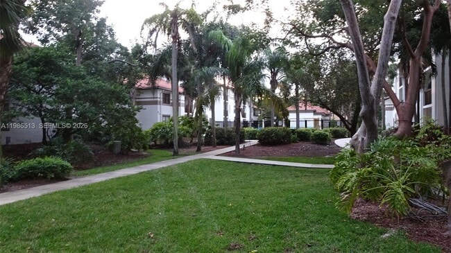 Building Photo - 560 S Park Rd