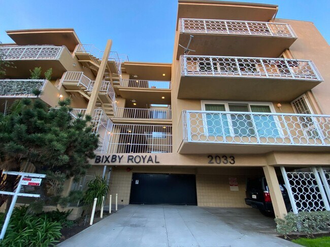 Building Photo - 2 Bedroom, 2 Bath Condo Blocks to the Beach, Pet Friendly, Sunset Views, Parking!