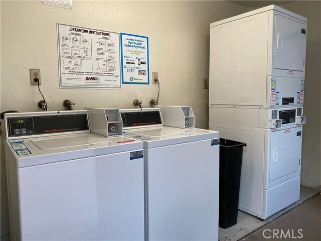 Building Photo - 987 E Del Mar Blvd