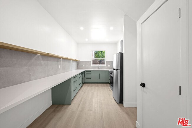 Building Photo - 1246 N Formosa Ave
