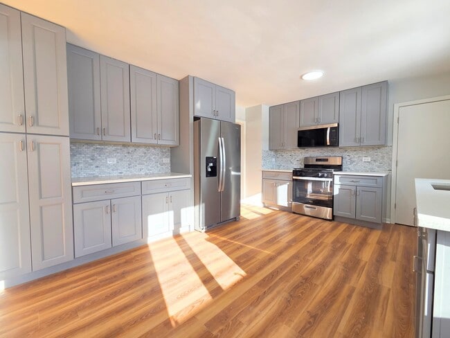 Building Photo - 29 E Lake Shore Dr