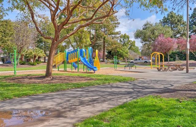 Building Photo - BEAUTIFUL REMODELED TWO STORY TOWNHOME IN ...