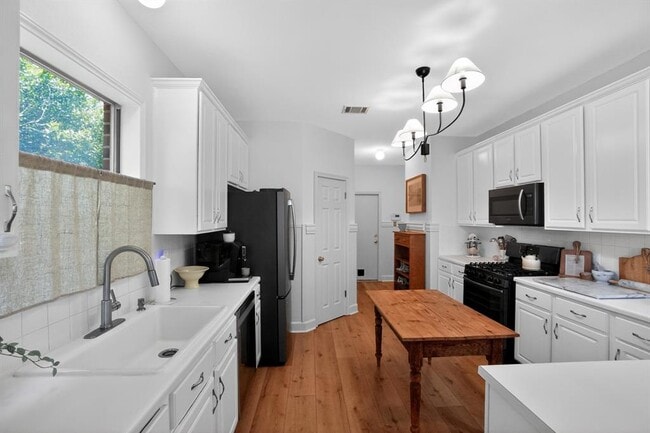 Building Photo - 300 N Carriage Hills Dr