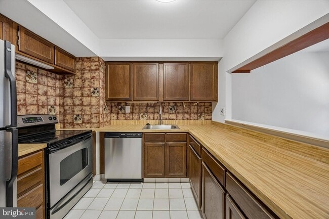 Building Photo - 517 S Randolph Ct