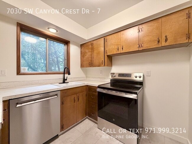 Building Photo - 7030 SW Canyon Crest Dr