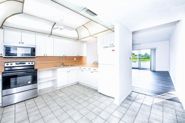 Building Photo - 5100 SW 90th Ave
