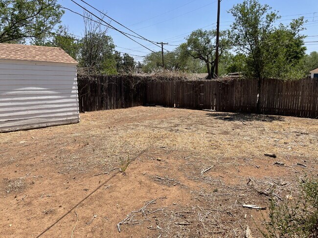 Building Photo - Cute One Bedroom Close to Campus with Lawn...
