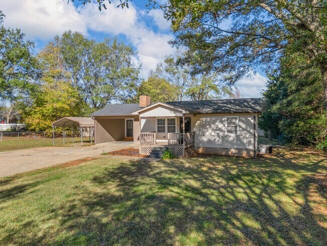 Building Photo - 2-Bedroom Furnished Home with Large Lot in...