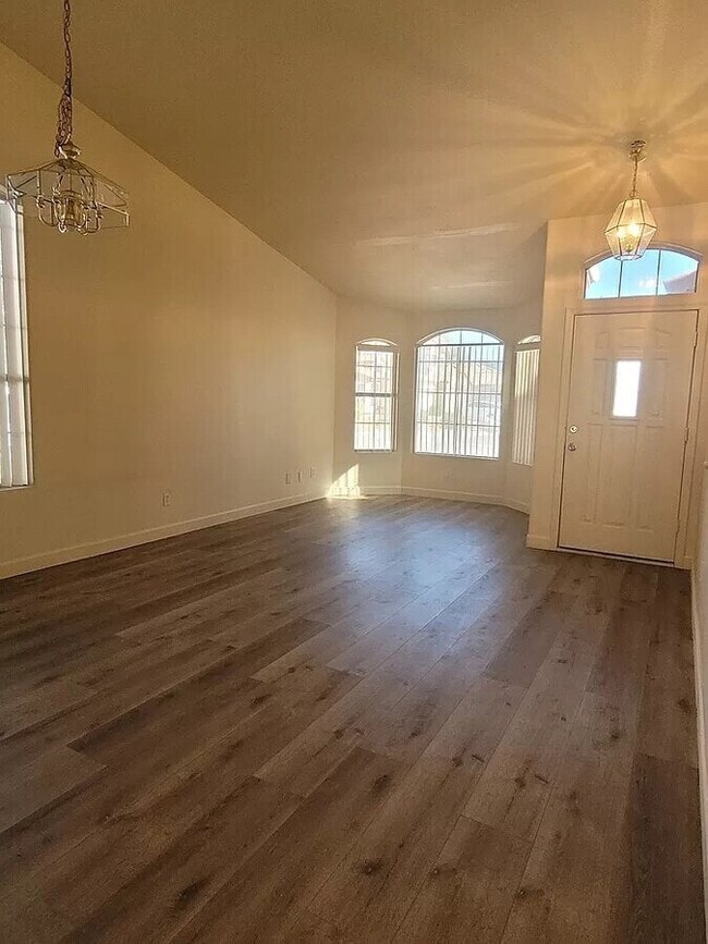 Building Photo - Beautiful 4-bedroon 2.5 bath home