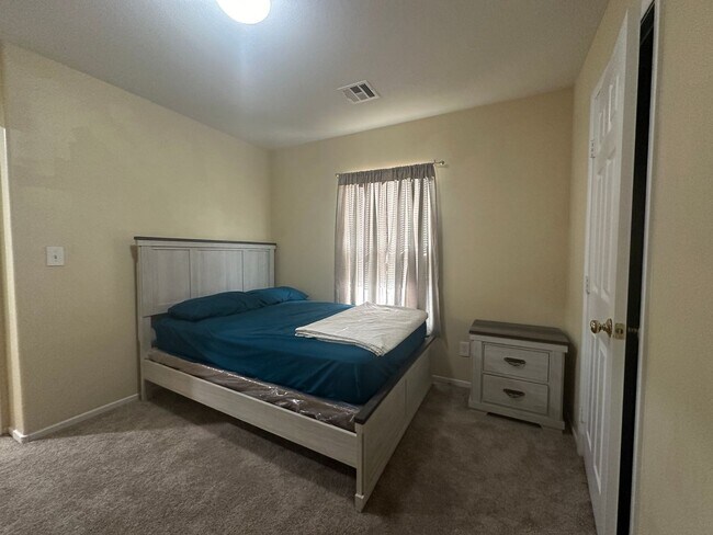 Building Photo - 3-bedroom, 2.5-bathroom home in Henderson