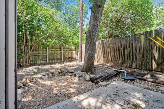 Building Photo - "Charming 2-Bedroom Retreat in Vibrant Aus...