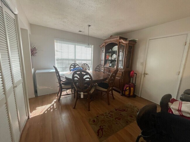 Building Photo - VERY NICE END UNIT TOWNHOME