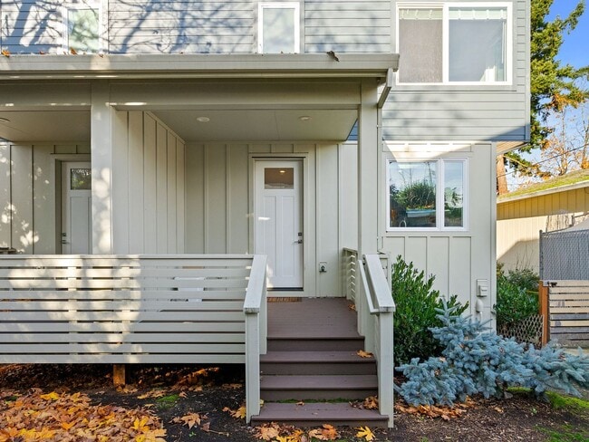 Building Photo - 4 bed/3.5 Bath Townhouse in Richmond Neighborhood, SE Portland