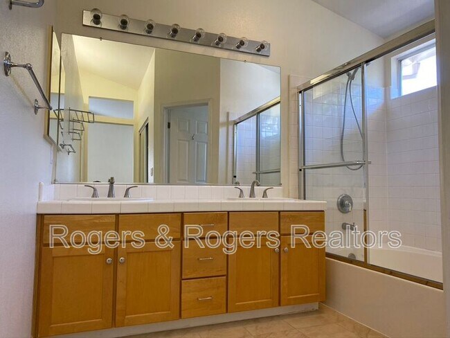 Building Photo - 213 Houghton St