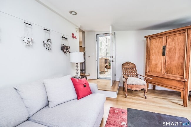 Building Photo - 188 Compo Rd S