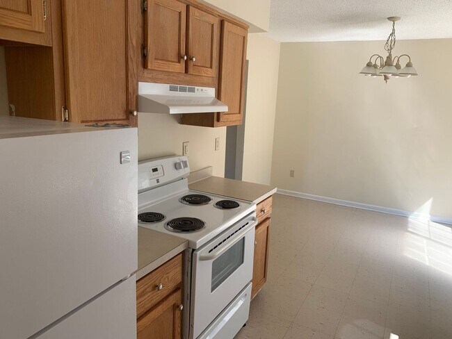 Building Photo - City Home located in Quiet Community