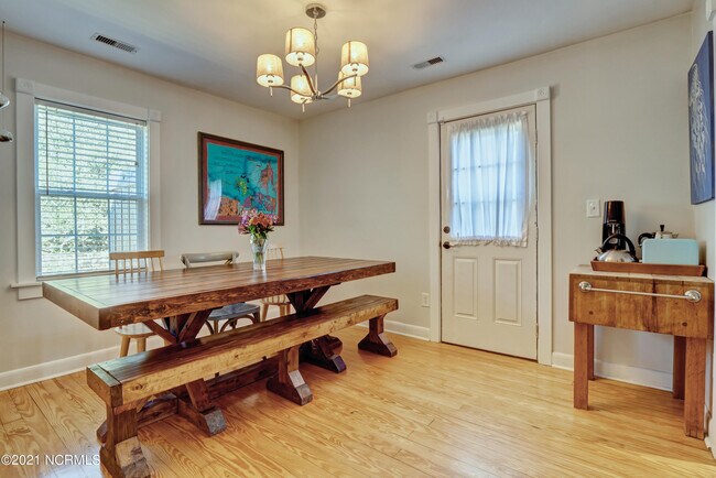 Building Photo - 2681 Island Dr