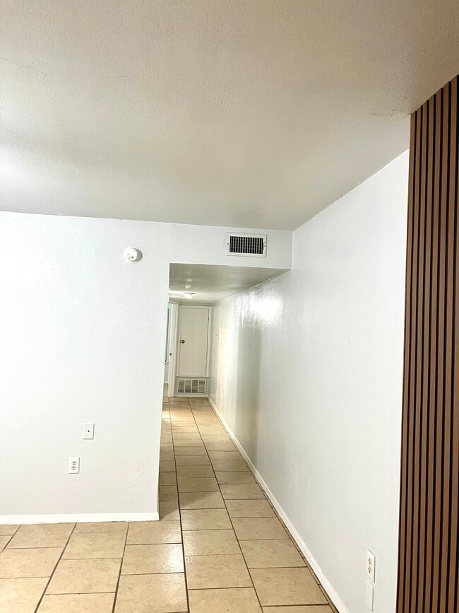 Building Photo - 2112 Tanglewood St