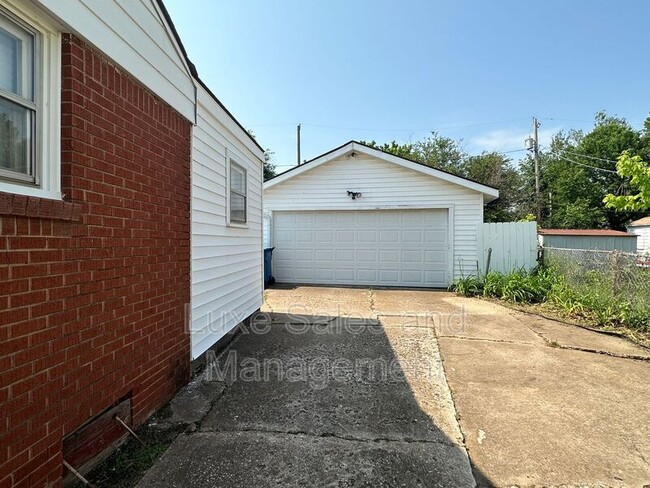 Building Photo - 206 E Myrtle Dr