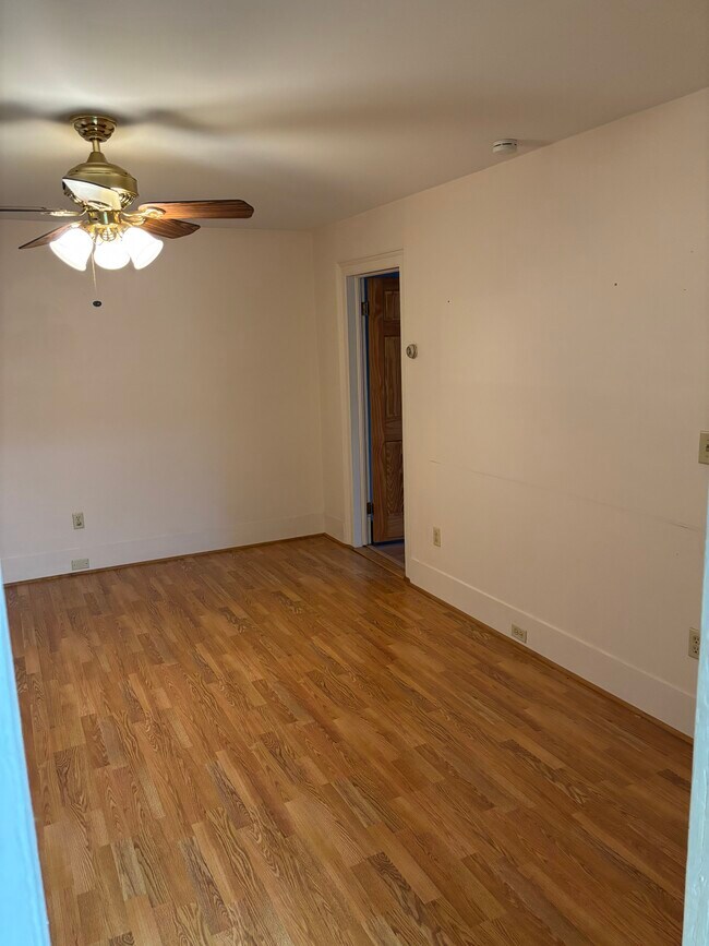 Building Photo - 222 W 4th St