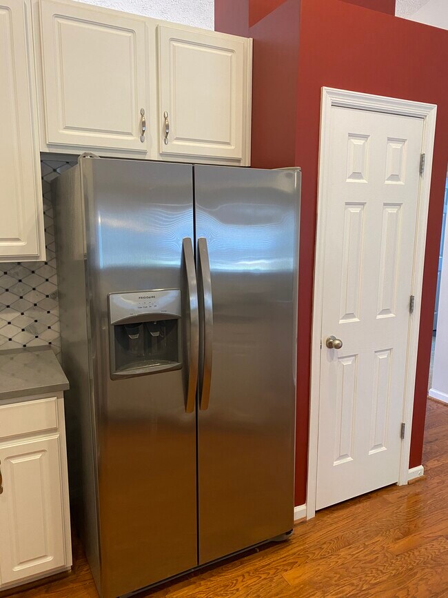 Refrigerator extra space and depth - 709 Warmstone Ct