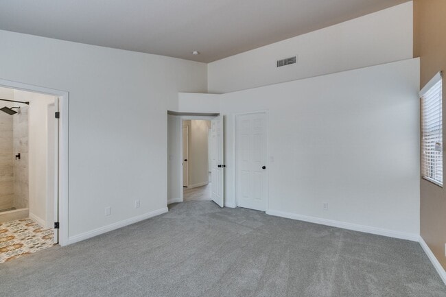 Building Photo - Fully upgraded 3 bedroom house on large lo...