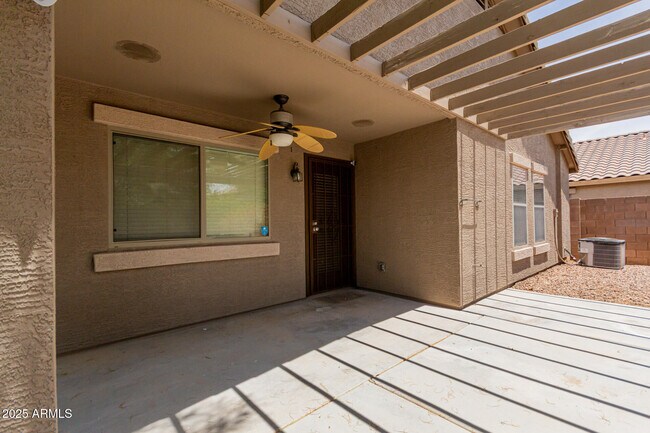 Building Photo - 983 E Palomino Way