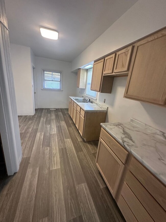 Building Photo - 2 bed 1 bath update home with original hardwood