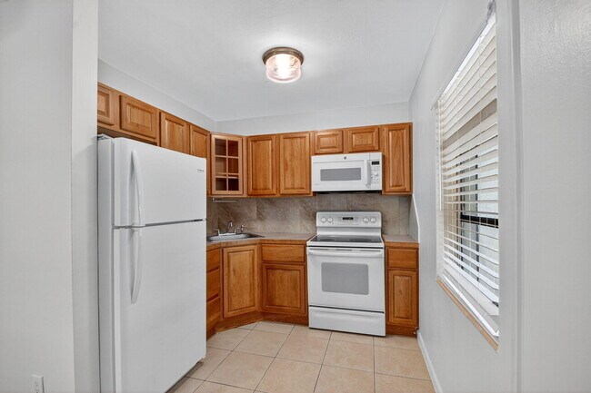 Building Photo - 5009 Spruce Ave