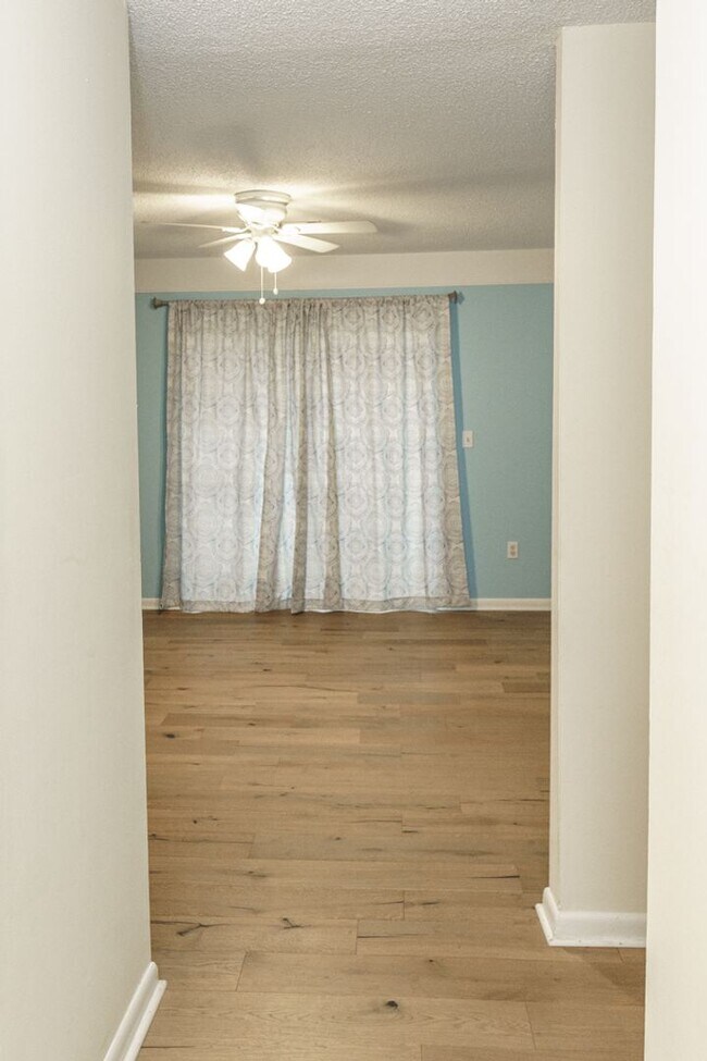 Building Photo - Beautiful 4 bedroom in the heart of Mossy ...