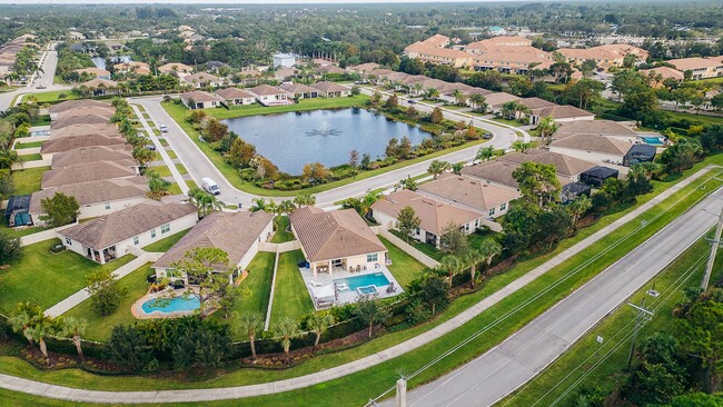 Building Photo - Exquisite 3/2/2 POOL home in Stuart