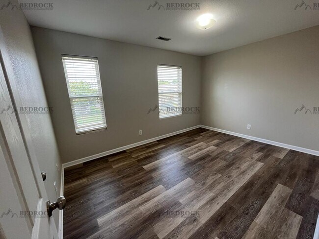 Building Photo - 202 Cloverbrook Dr