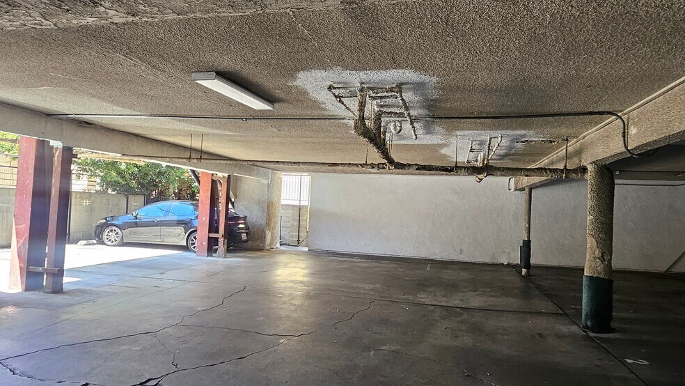 Building Photo - 933 S Gramercy Dr