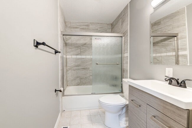 Building Photo - 3633 Shores Dr