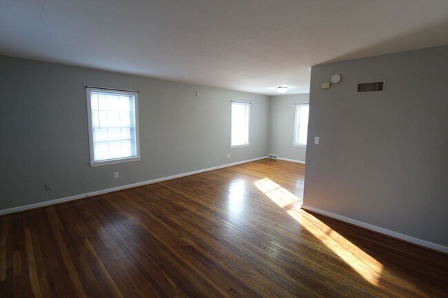 Building Photo - October FREE On This 2 Bedroom 1 Bath Dupl...