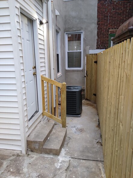 Building Photo - 2054 Ann St