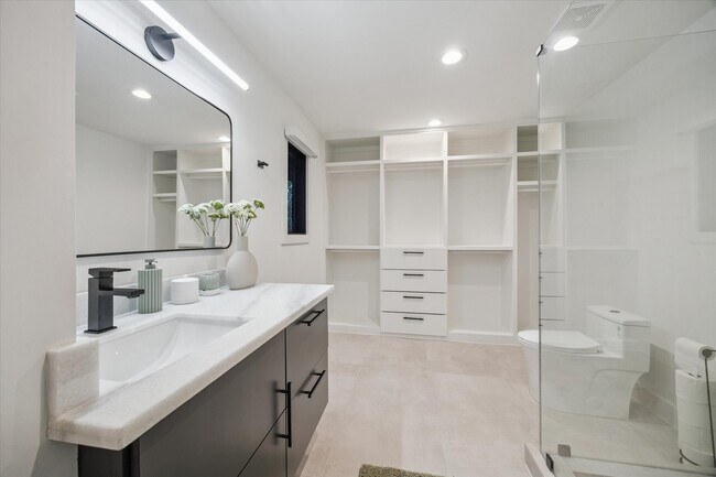 Building Photo - 203 Cove Creek Ln