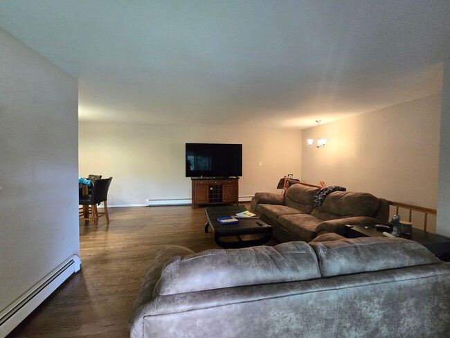 Building Photo - Spacious 2nd fl 1-bedroom/1-bathroom condo...