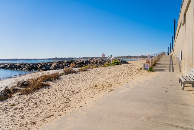 Building Photo - WINTER RENTAL Fully Furnished 2 Bedroom Co...