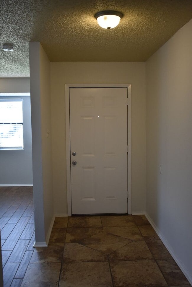 Building Photo - Cute Home - 3 Bedroom, 2 bath with No carpet