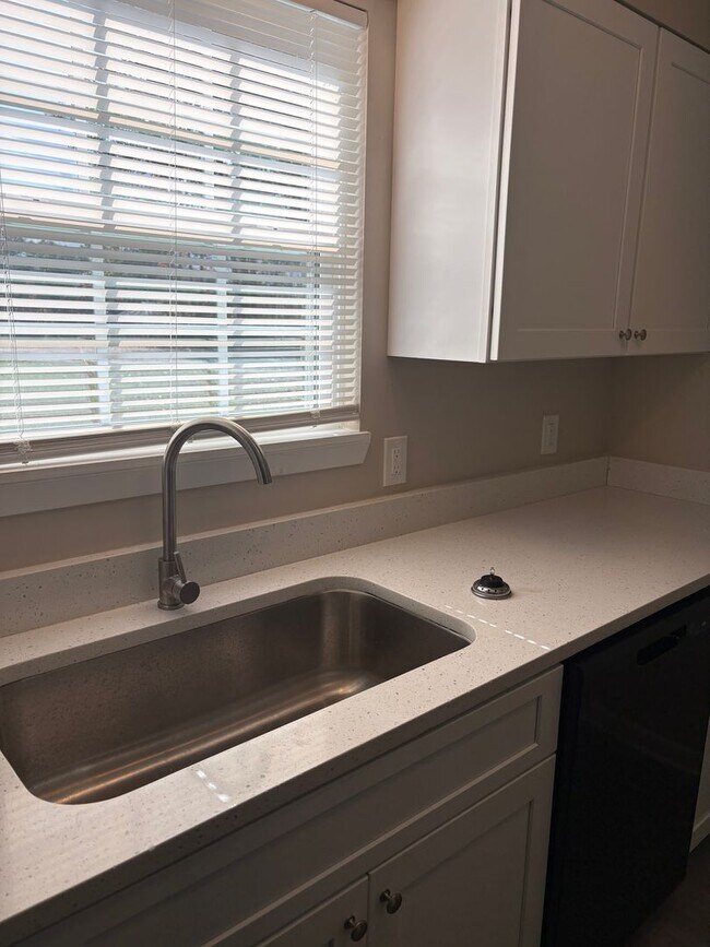 Building Photo - Newly Renovated 2 Bedroom 1.5 Bathroom Townhome