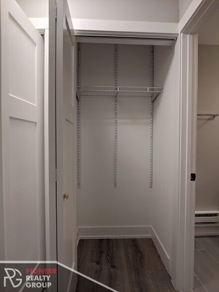 Building Photo - 546 W Surf St