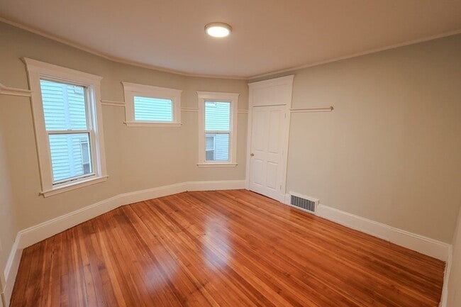 Building Photo - 72 Ridgewood St